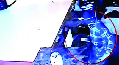 男子穿睡衣偷百家旅店被拍视频成网络“名人”
