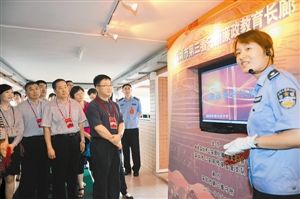 探访深圳在押贪官生活:赤脚跑步跪地忏悔(图)