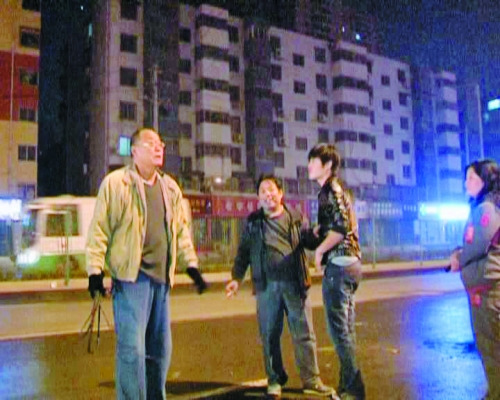 晨练老人拦停肇事车两鞭“震住”欲动粗司机(图)