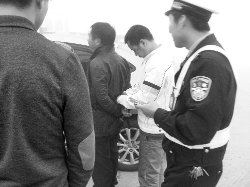 老人疑在外地搞传销儿子女婿将其“绑架”回家