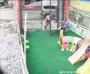 门卫不让孩子进幼儿园玩被打伤家长道歉付药费