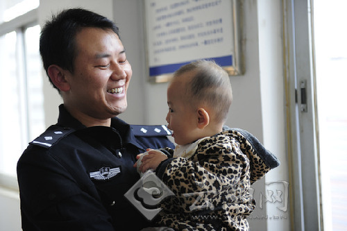 突然被喊回单位查案刑警背儿子去加班感动网友