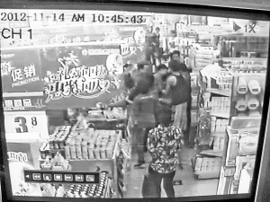 超市排队结账引争端男子叫来多人群殴一女士