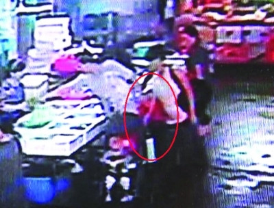 两女子农贸市场联手盗窃被监控拍下(图)