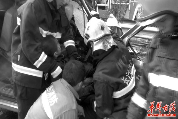 面包车高速逆行引车祸司机当场死亡5乘客重伤