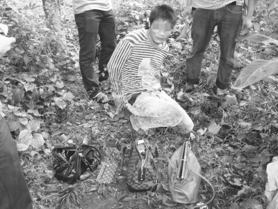 俩男子为筹毒资飞车抢劫被抓(图)