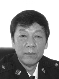 杀人犯纵火焚烧现场驾车逃窜民警受冲撞带伤擒凶