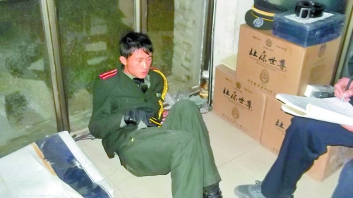 朋友送东西遭阻拦业主殴打保安引网友指责(图)