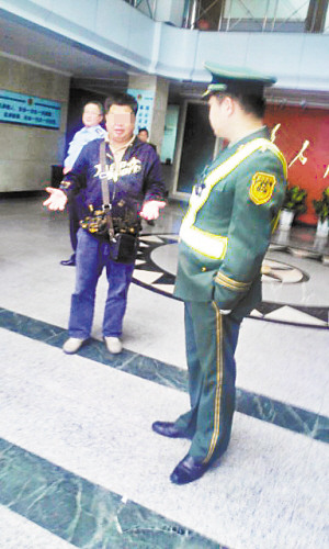 2天被贴3张罚单男子交警队闹自杀(图)
