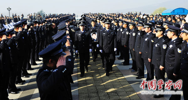 民警办案途中遭伏击牺牲追悼会今天举行(组图)(2)