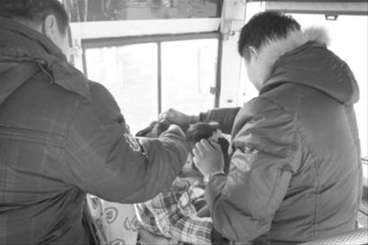 公交女司机没给拦车男子停车被两人打晕(图)