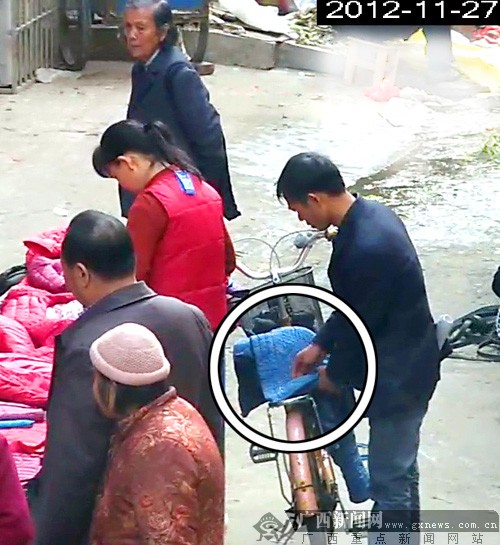 两男子菜市扒窃被监控拍下10分钟后落网(图)