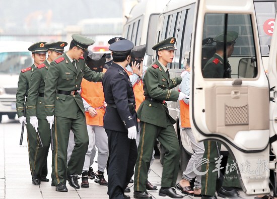 特警压阵深圳最大涉境外背景黑团伙受审(图)