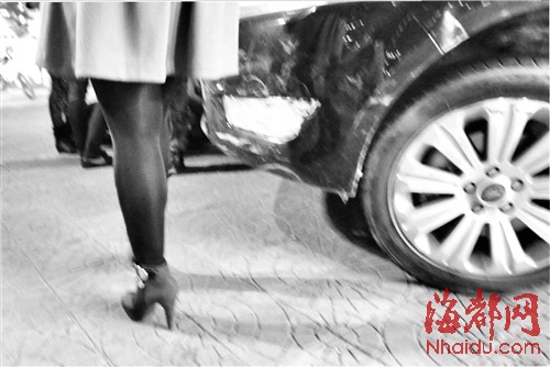 女子穿高跟鞋驾车冲向停车场撞倒一排电动车
