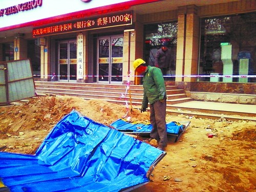 看守工地老人被撞死肇事者用围挡盖住死者逃逸