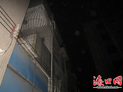 小偷遭200村民围堵慌不择路被困2楼遮雨台(图)