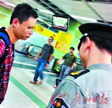 男子偷拍女性裙底被抓警察取证照片自动删除