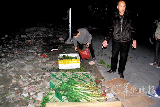佛山数十城管打伤卖菜老太执法车辆被围堵(图)