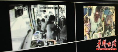警方视频揭秘公交小偷:1秒内偷走iPhone(图)