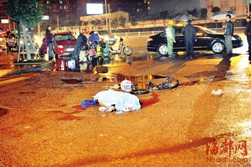 女子被大货车撞飞肇事者逃逸路人围人墙守护(图)