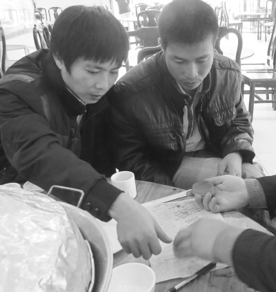 8人持刀砸挖掘机抢走手机受害人质疑警方不作为
