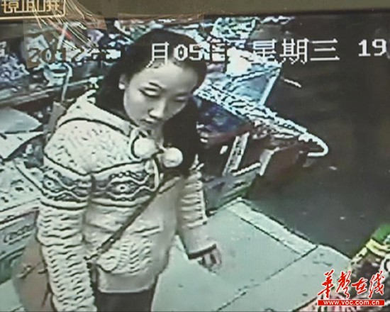 美女小偷淡定自若几天“光顾”小店十余次被拍下