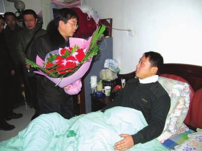 男子持酒瓶劫持运钞车押运员搏斗擒匪(图)