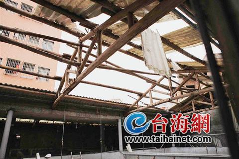 工人拆屋顶摔死家属索赔70多万雇主只愿担3成