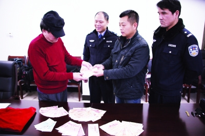 旅客高铁丢16万铁警千里追回清洁工拾金不语(图)