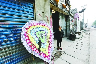 武汉一拆迁户门前被放鞭炮摆花圈疑遭逼迁(图)