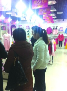 女子逛商场被误当小偷受困屋内达40分钟(图)