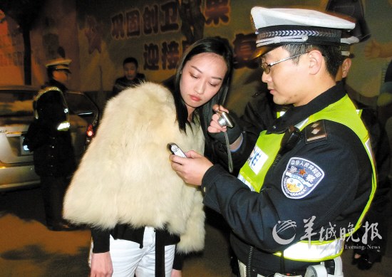 女子无证醉驾被查称“等我舅舅来再说”(图)