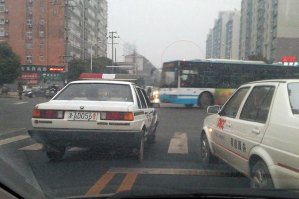 长沙一警车逆行闯红灯网友举报驾驶员停职(图)