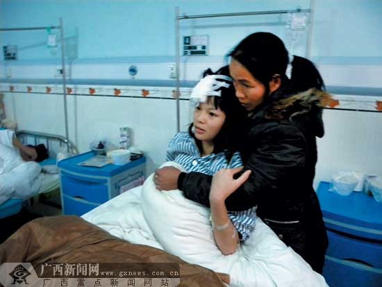 孕妇被醉汉开车撞后落在车顶肇事车继续前行千米