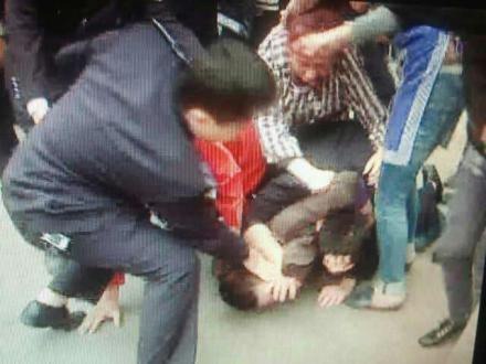 海口城管群殴摊贩一临时工被辞退引网友质疑