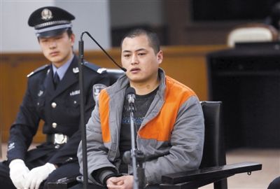 快递员抢劫杀害北漂女歌手获1600元受审