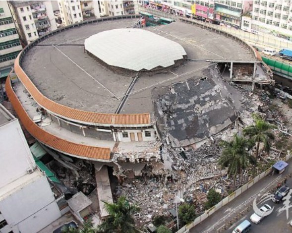 深圳一综合市场遭强拆后无人清理建筑垃圾(图)