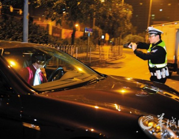 保时捷司机酒驾想逆行逃跑被警察拔枪逼停(图)