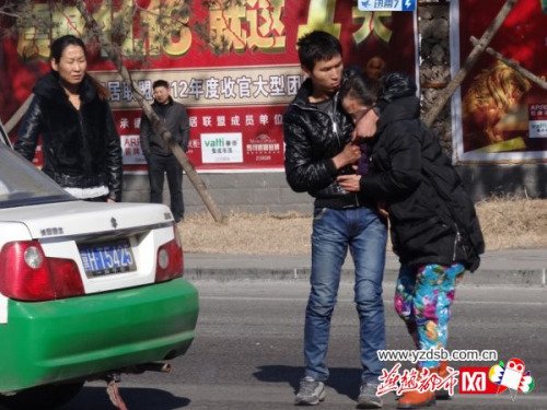 男子持刀劫车绑架女乘客警方夺刀救人(图)