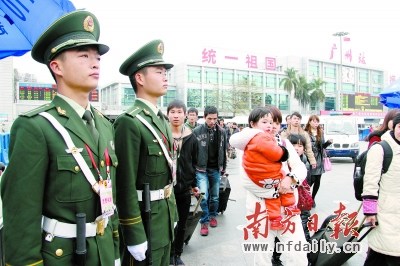 双胞胎武警学员春运执勤惹关注频频“被合影”(图)