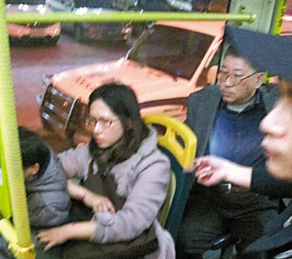 妙龄妈妈携子公交上行窃满车乘客封门堵窗擒贼