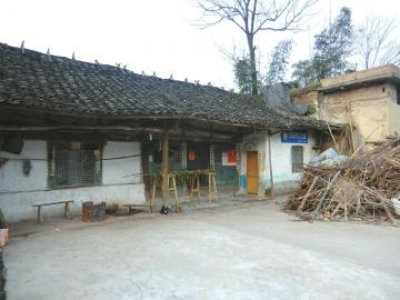 留守儿童偷钱上网被外婆绑柱子上一夜身亡(图)