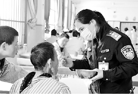 媒体探访“民警医生”:真心对待每一位收治犯人