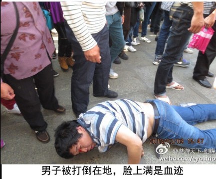 曝厦门城管围殴摊贩回应称先被小贩打骨折(图)