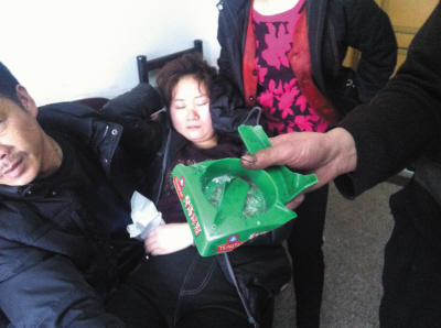 77岁老人浴池洗澡遭拒拿烟灰缸砸老板娘(图)