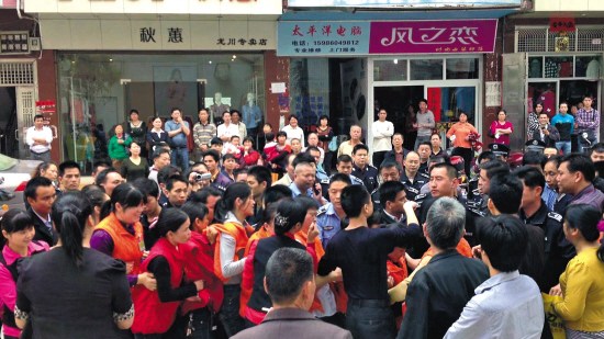 50城管强拆商城护栏引冲突与100员工对峙(图)