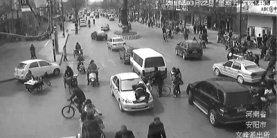 河南安阳司机逆行撞人后逃逸顶协警跑400米(图)