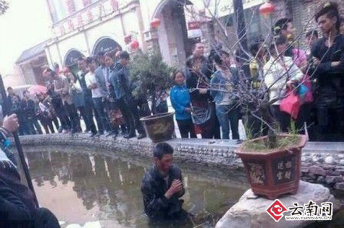 曝云南昭通城管将盲人打伤丢水中政府公开致歉