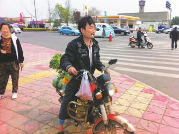 男子提瓶酒单手握车把无证醉驾无牌摩托车被拘