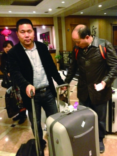 在法遭暴力抢劫旅游团回国讲述惊魂一幕(图)